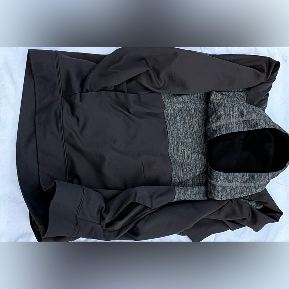 Reebok sweatshirt a little cut not through the item otherwise great condition!